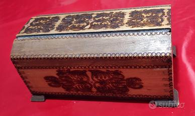 Porta gioie vintage in legno decorato a fuoco 