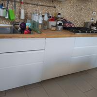 Cucina bianca lucida