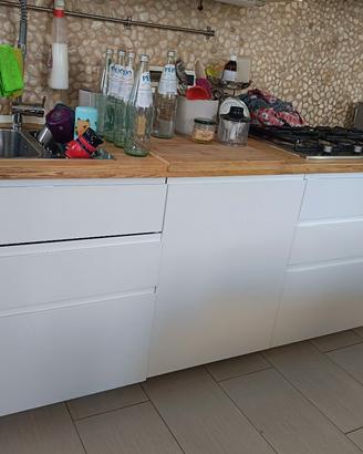 Cucina bianca lucida