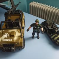 Soldatino cin Jeep e motoscafo