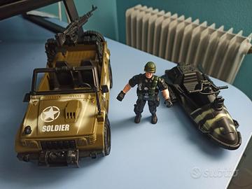 Soldatino cin Jeep e motoscafo
