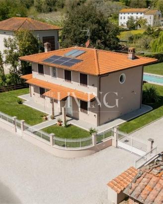 Villa di 220 m² con più di 5 locali a Capannori