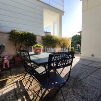 PORZIONE DI BIFAMILIARE CON GIARDINO E POSTO AUTO