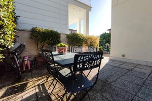 PORZIONE DI BIFAMILIARE CON GIARDINO E POSTO AUTO