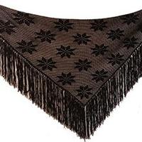 Scialle triangolare a filet all'uncinetto