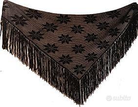 Scialle triangolare a filet all'uncinetto