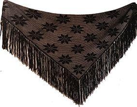 Scialle triangolare a filet all'uncinetto