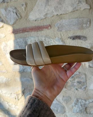 BEATRICE VALENZUELA N.37