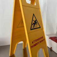 Cartello pavimento bagnato