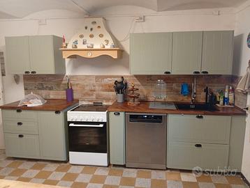 cucina completa di elettrodomestici