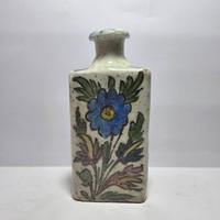 Antico vaso in ceramica smaltata con fiori 