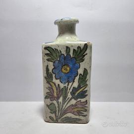 Antico vaso in ceramica smaltata con fiori 