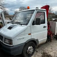 Iveco daily 35-8 con gru pesci