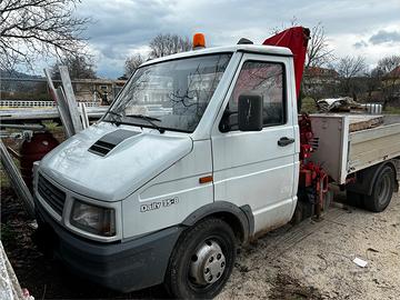 Iveco daily 35-8 con gru pesci