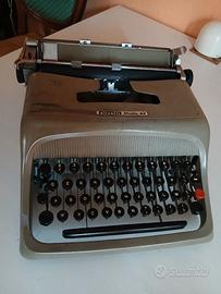Macchina da scrivere Olivetti Studio 44 anni 50