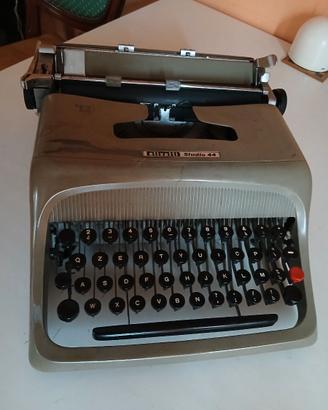 Macchina da scrivere Olivetti Studio 44 anni 50