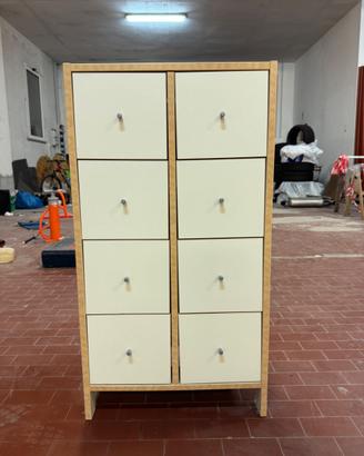 Cassettiera a 8 cassetti in legno chiaro