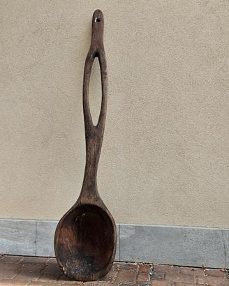 Scultura cucchiaio in legno