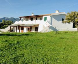 Splendida tenuta in stile sardo pressi mare