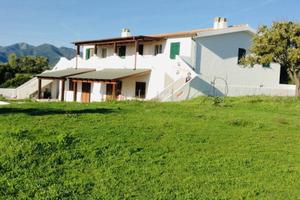 Splendida tenuta in stile sardo pressi mare