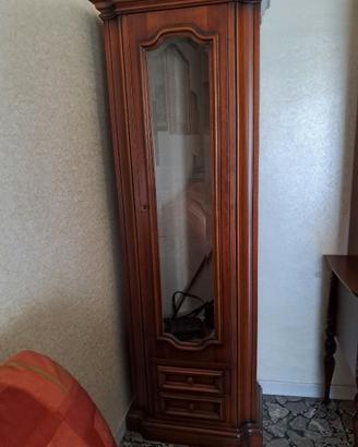 Fuciliera in legno 3 posti con vetrina.