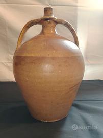 Anfora antica in terra cotta