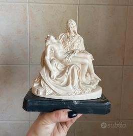 Statua Pietà di Michelangelo