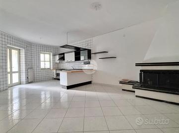 PORZIONE DI BIFAMILIARE A GIUGLIANO IN CAMPANIA