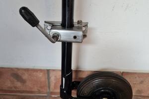 Servotimone per carrelli