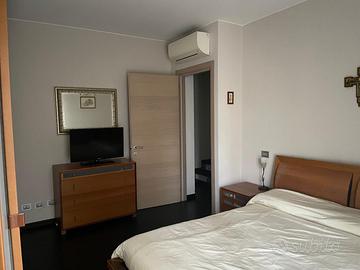 Camera da letto armadio comodini letto