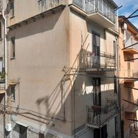 Casa indipendente si tre elevazioni