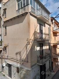 Casa indipendente si tre elevazioni