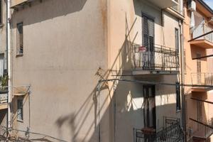 Casa indipendente si tre elevazioni