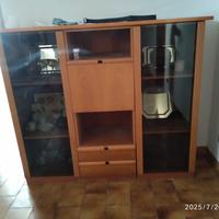 armadio in legno e in vetro