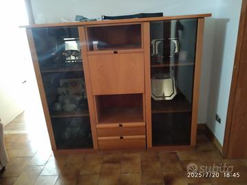 armadio in legno e in vetro