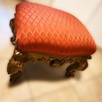 Puff barocchi dorati imbottiti – coppia