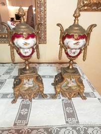 Coppia di antiche urne decorative 