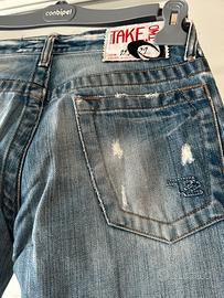 Gins da ragazzo veste una S