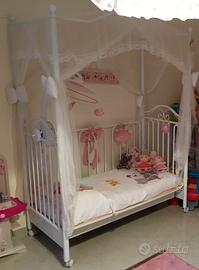 Letto/culla con baldacchino e cassetto estraibile