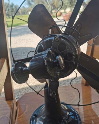 Ventilatore vintage d’epoca con struttura interame