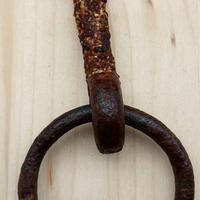 Antico anello a muro in ferro battuto