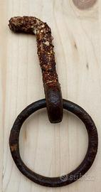 Antico anello a muro in ferro battuto