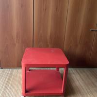 Per chi ama il rosso, tavolino dotato di rotelline