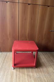 Per chi ama il rosso, tavolino dotato di rotelline