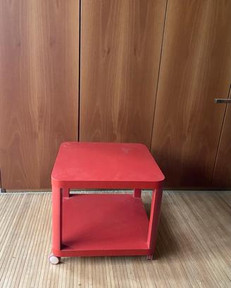 Per chi ama il rosso, tavolino dotato di rotelline
