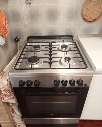 cucina Beko 4 fuochi con forno elettrico ventilato