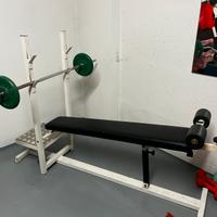 Panca piana multifunzione con supporti bilanciere.