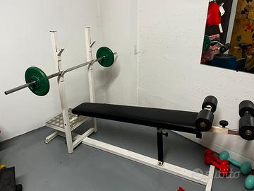 Panca piana multifunzione con supporti bilanciere.