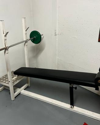Panca piana multifunzione con supporti bilanciere.