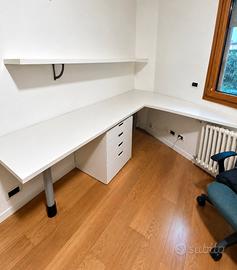 Scrivania in legno 